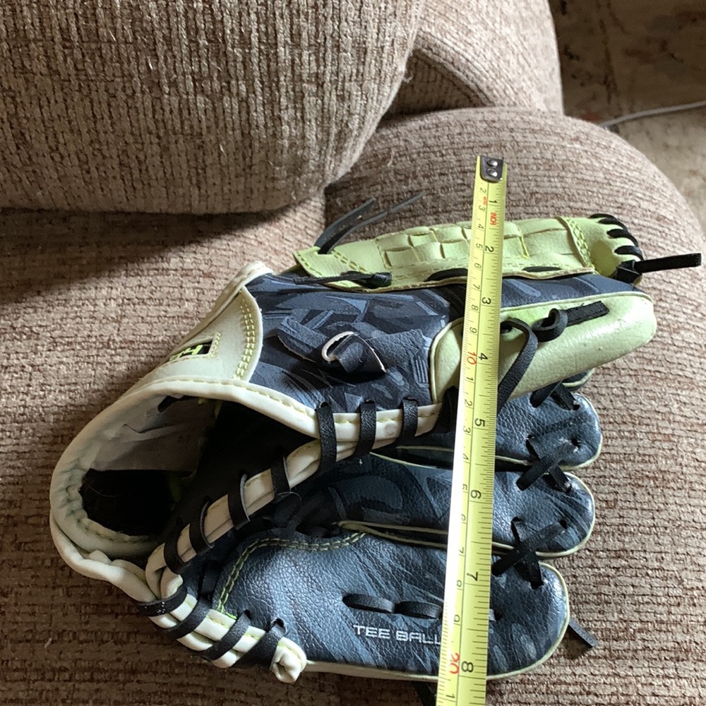Free w purchase: Ortiz 34 vinyl Childs baseball glove for left hand in used cond - Picture 6 of 7